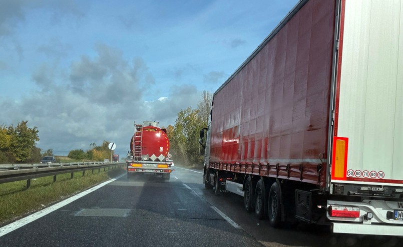Wyprzedzanie się ciężarówek