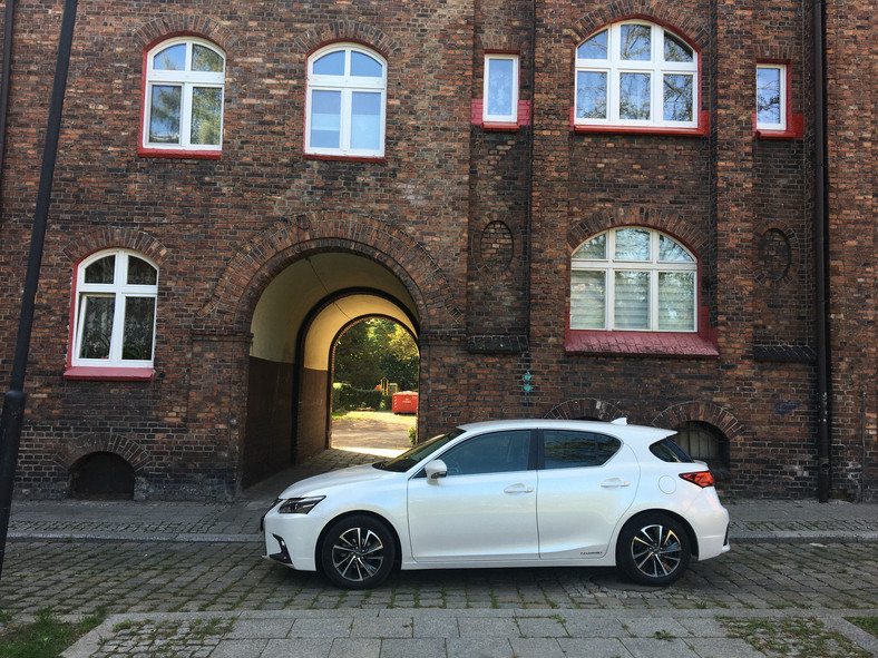 Lexus CT 200 h – coraz starrszy, i coraz tańszy