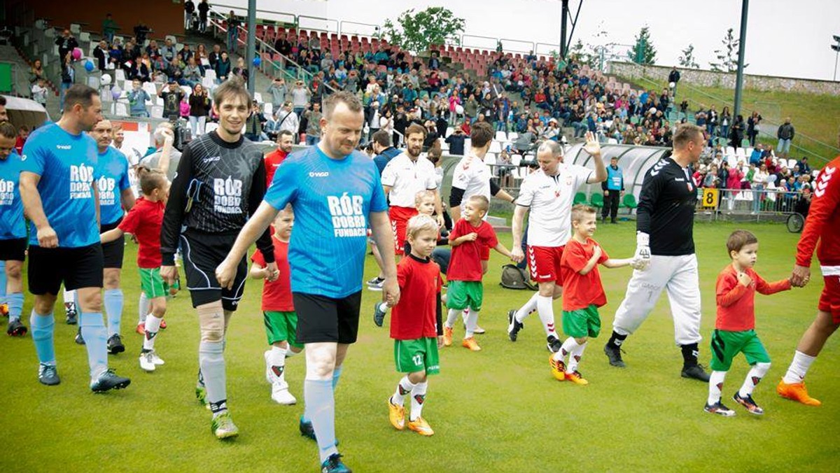 Radosław Majdan, Piotr Świerczewski, Rafał Mroczek i Maciej "Gleba" Florek - to tylko niektóre gwiazdy, które wystąpią podczas jutrzejszego Wielkiego Meczu na Stadionie Zagłębia Sosnowiec. Już po raz trzeci drużyna Fundacji Rób Dobro z Sosnowca zagra na Stadionie Ludowym z Reprezentacją Artystów Polskich, aby zebrać pieniądze na leczenie i rehabilitację chorych dzieci.