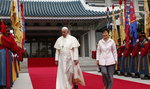 Kim Dzong Un przywitał papieża rakietami