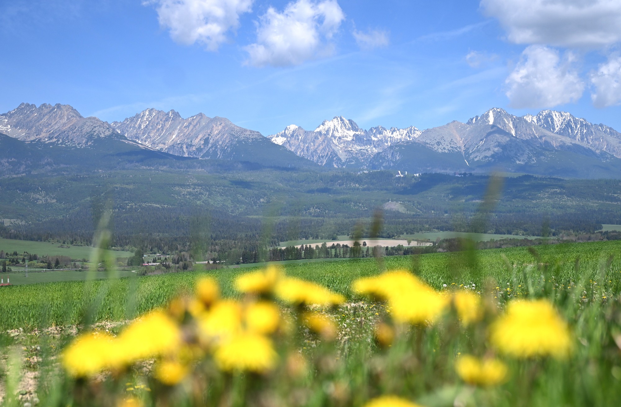 Pohľad na Vysoké Tatry z obce Važec na Liptove.