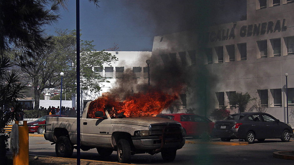 Płonący samochód przed biurem Prokuratora generalnego Meksyku