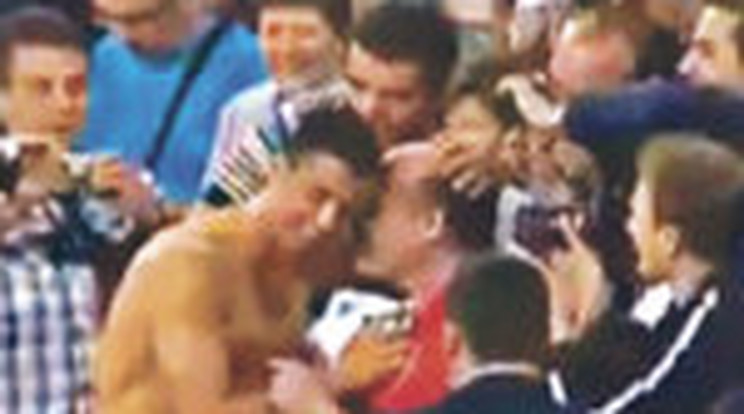 Ronaldo megajándékozta a meglőtt szurkolóját