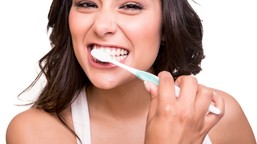 prawidłowa technika ważniejsza niż sprzęt. tak trzeba szczotkować zęby