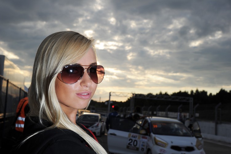 Dziewczyna Kia Lotos Race