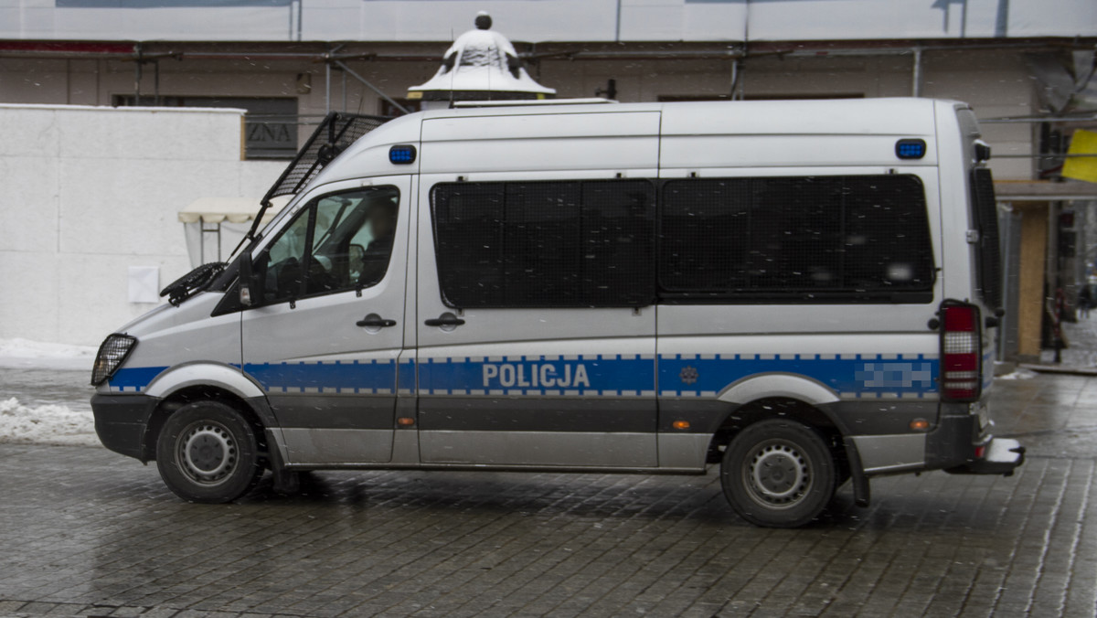 Policjanci z Elbląga zatrzymali trzy kobiety podejrzane o kradzieże. Zaczepiały mężczyzn na ulicy i okradały ich mieszkania. Jest już 10 pokrzywdzonych - informuje rmf24.pl.