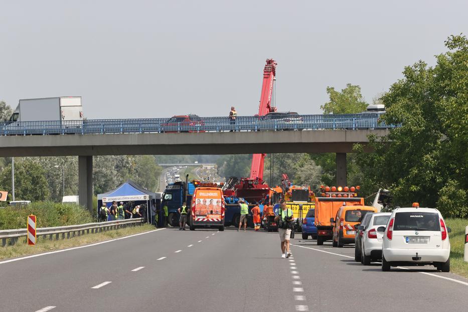 Megrázó képek az M7-es busztragédiáról / Fotó: Grnák László