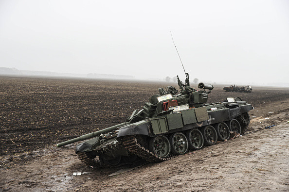 Zniszczony rosyjski czołg na wschodzie Ukrainy