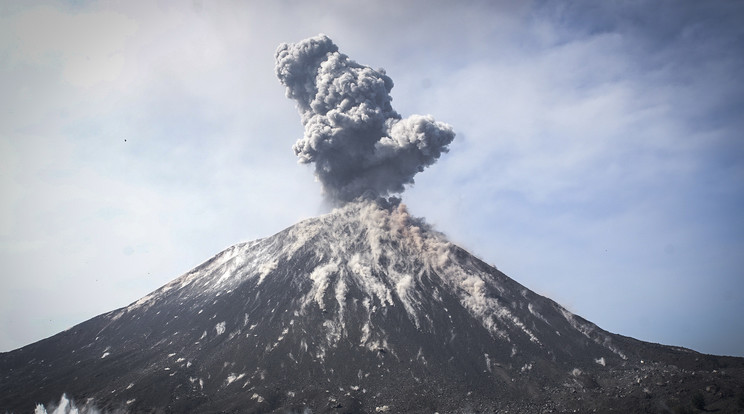 Az Anak Krakatauk kitörése, mely pusztító szökőárt indított ezzel a térségben /Fotó: MTI/ EPA