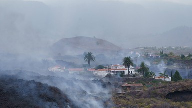 Erupcja wulkanu na hiszpańskiej wyspie, lawa wdziera się do domów. Nagrania z La Palma