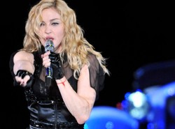 Katolicy zagłuszą koncert Madonny hymnem