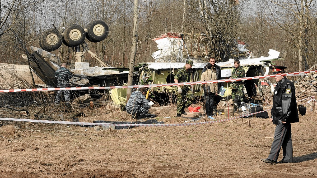 - Nie wyobrażam sobie, że śledztwo zostanie ukoronowane sukcesem. Najważniejsze i bardzo ważne dowody już zostały zniszczone, a do innych, takich jak czarne skrzynki czy rejestratory lotu nie mamy dostępu. Polska strona nie wykazała się wystarczającą starannością. Dowiadujemy się, że wrak samolotu niszczeje, są wycinane drzewa. To jest 9 zmarnowanych miesięcy. W oczekiwaniu nie wiem na co. Że Rosjanie coś załatwią? - pytała na antenie telewizji Polsat News Ewa Kochanowska.