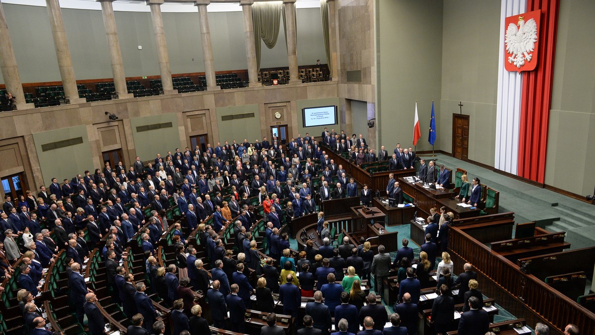 Struktura szkół zostanie zmieniona, zlikwidowane zostaną gimnazja, a nauka w szkołach podstawowych, liceach i technikach będzie wydłużona; zmiany rozpoczną się od września 2017 r. - ustalił Sejm, uchwalając wczoraj tuż przed północą ustawy reformujące ustrój szkolny w Polsce.