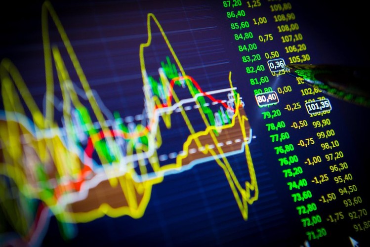 Spółka zanotowała znakomity kwartalny wynik? Koniecznie zainwestuj w jej akcje! To przecież oczywiste, że za kilka miesięcy również zaprezentuje świetne liczby. Gwoli wyjaśnienia: popełniany przez ciebie błąd w koncepcji ekonomii behawioralnej określany jest mianem „reprezentatywności”. Polega na błędnym założeniu, że jedna rzecz musi oznaczać drugą. Sztandarowym przykładem tego błędu jest bezrefleksyjne założenie, że dobra firma musi oznaczać dobre akcje.