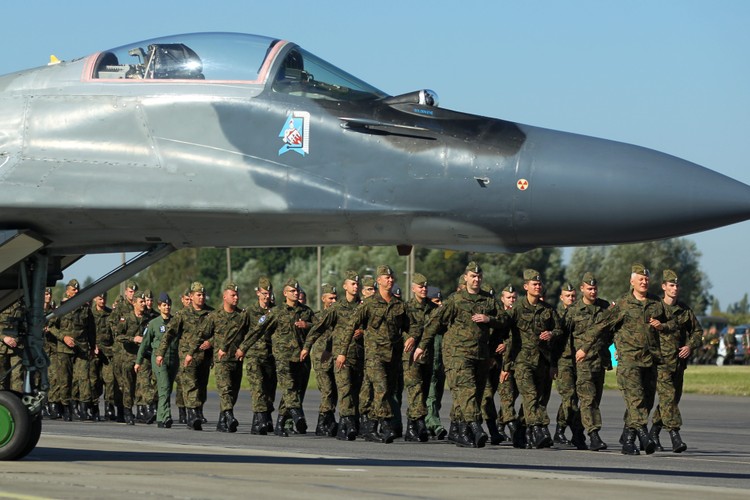 Żołnierze oraz myśliwiec MiG-29 w trakcie uroczystości powitania żołnierzy Polskiego Kontyngentu Wojskowego Orlik 5 w 22. Bazie Lotnictwa Taktycznego w Królewie Malborskim, 05 bm. Polscy lotnicy od 1 maja br. uczestniczyli w programie ochrony nieba państw bałtyckich, w ramach misji NATO Baltic Air Policing.  . 05.09.2014.<br>
 PAP/Piotr Wittman