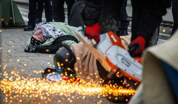 Propalestinski aktivisti blokirali železničke pruge u Hagu