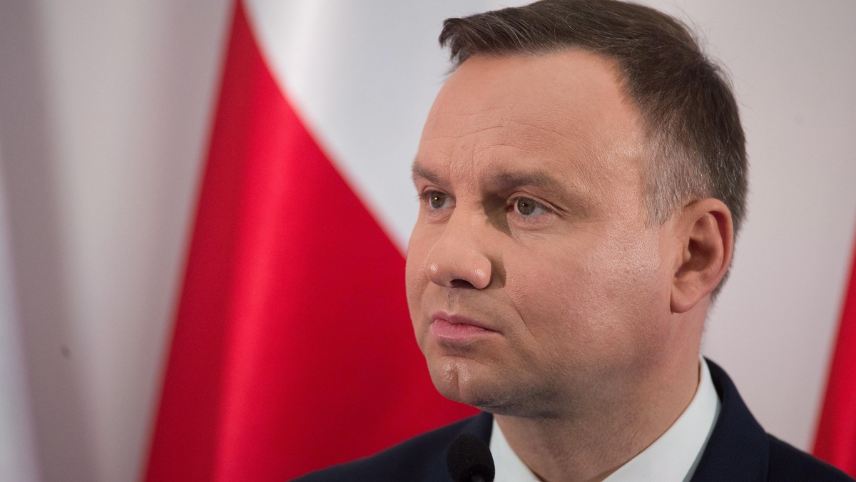 Irena Sendlerowa to postać pomnikowa, dokonała wielkiego dzieła - dla Polski i dla życia - powiedział dziś prezydent Andrzej Duda po złożeniu w Warszawie wieńca przed tablicą upamiętniającą Irenę Sendlerową.