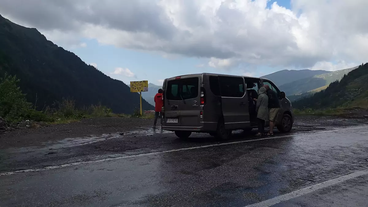 Fiat Talento na Drodze Transylwańskiej w środkowej Rumunii. Trasa prowadzi przez przełęcz na wysokości ponad 2 tys. metrów  