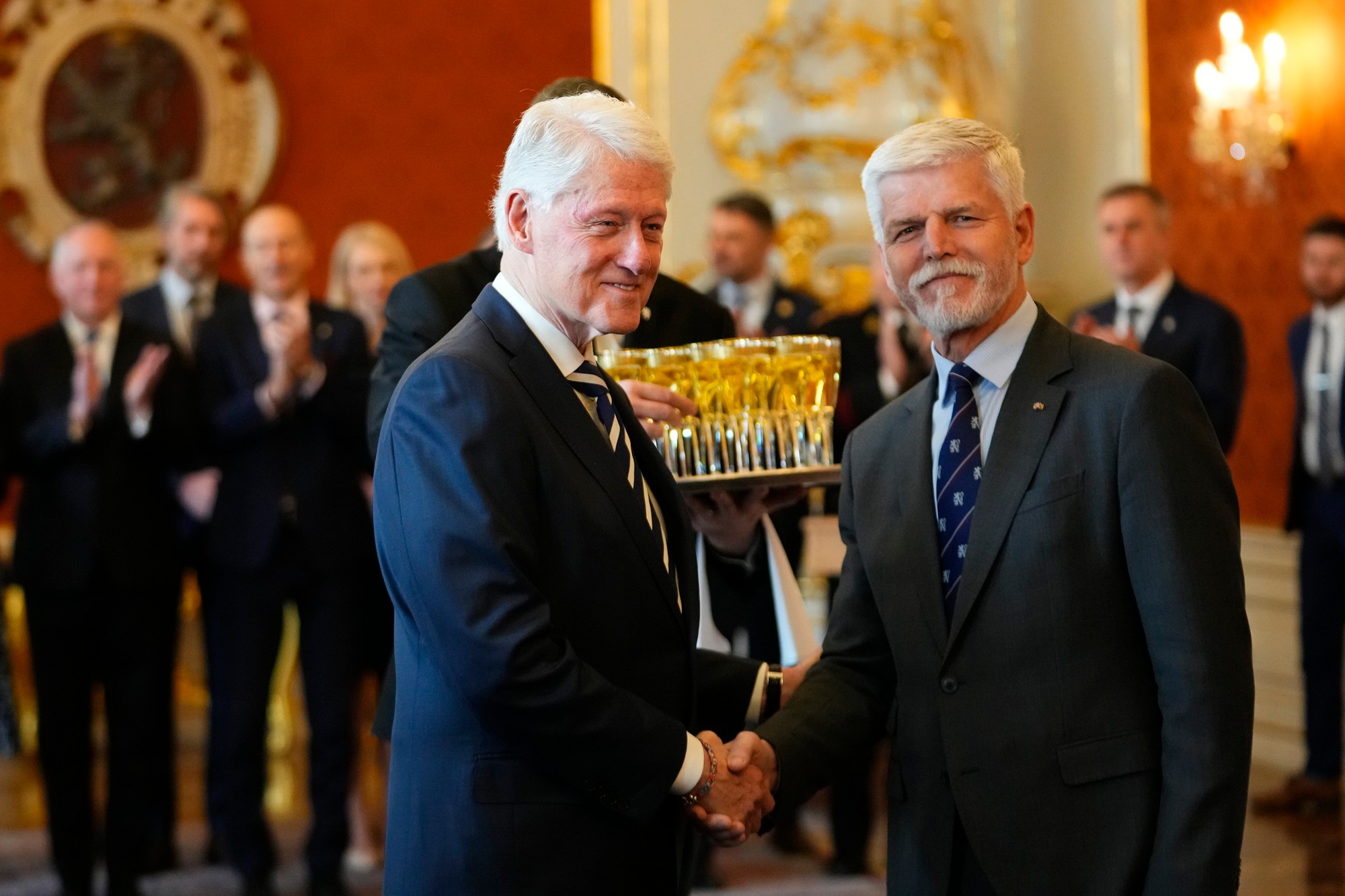 Český prezident Petr Pavel udelil na Pražskom hrade bývalému americkému prezidentovi Billovi Clintonovi štátne vyznamenanie Rad Tomáša Garrigua Masaryka za významné zásluhy o rozvoj demokracie.