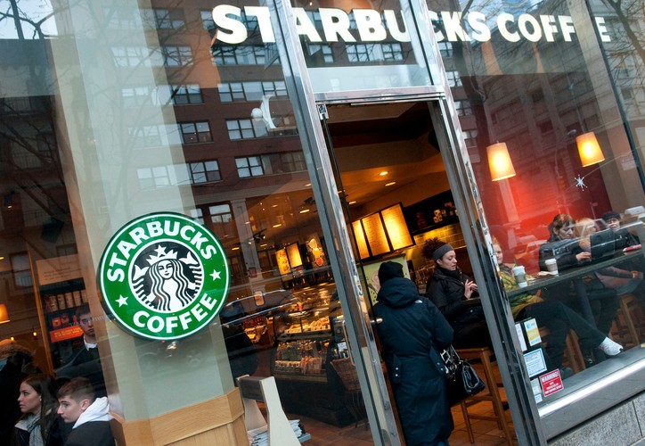 5. Starbucks – na liście najcenniejszych marek nie mogło zabraknąć logo kojarzonego na całym świecie z kubkiem gorącej kawy na wynos. Jeśli kawa to tylko w Starbucksie – w ubiegłym roku marka zyskała na wartości 17 mld USD, czyli 43 proc. Amerykańska sieć kawiarni świętowała niedawno 40 urodziny.