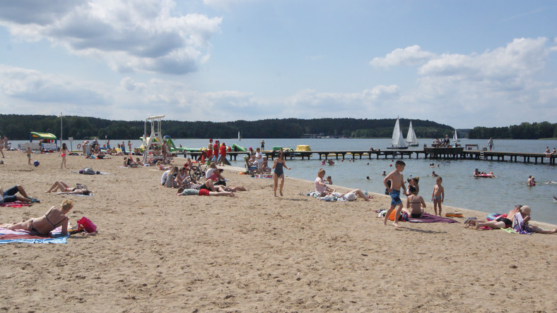 Nad jeziorem Ukiel w Olsztynie wprowadzono zakaz kąpieli. Nadal można korzystać a uroków wypoczynku nad wodą nad innymi jeziorami, gdzie oficjalnie zorganizowano kąpieliska.