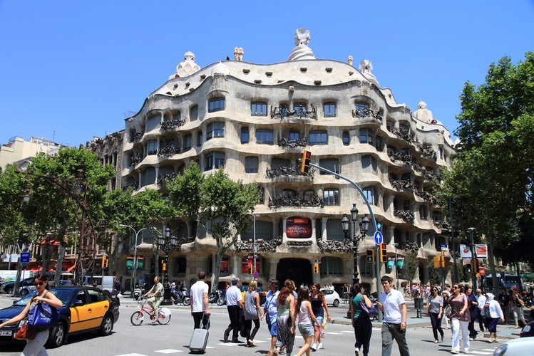Na 9. miejscu znajduje się Casa Milà (La Pedrera) - znaczy Dom Mili - to budynek w Barcelonie powstały w latach 1906-1910. Zaprojektował go i wykonał Antoni Gaudí dla przedsiębiorcy Pere Mili i Jego żony. Jest to najbardziej dojrzały i ostatni projekt 