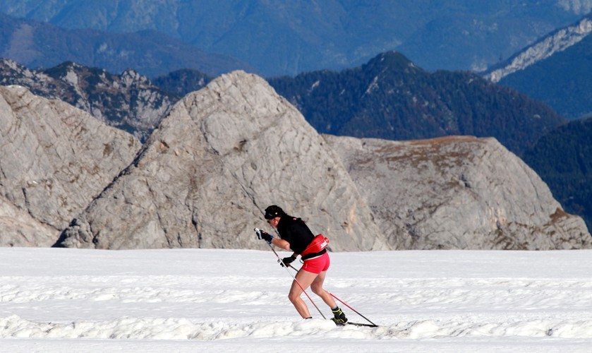 Justyna Kowalczyk trenuje na lodowcu w krótkich spodenkach. Bardzo krótkich spodenkach!