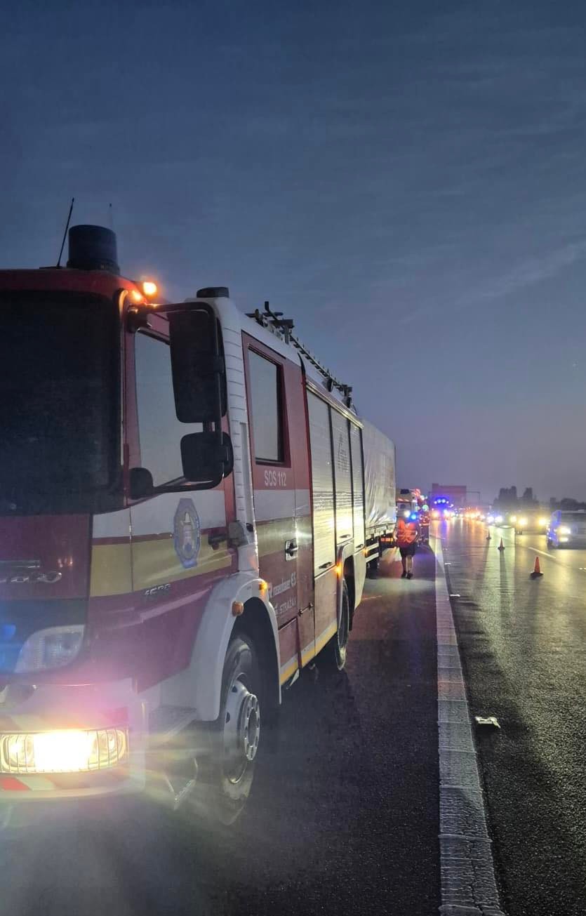 Hasiči zasahovali pri nehode na diaľnici D2 pri Stupave smerom do Bratislavy.