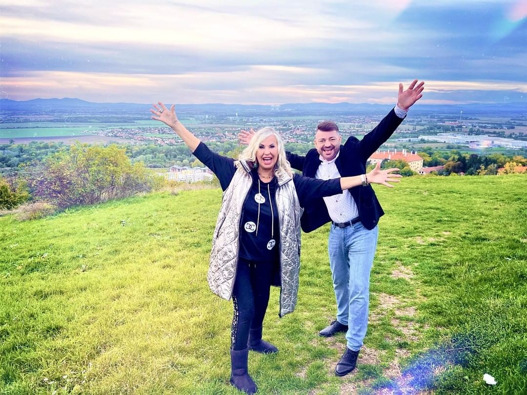 Speváčka Eva Máziková s manažérom Norom Meszárošom. 
