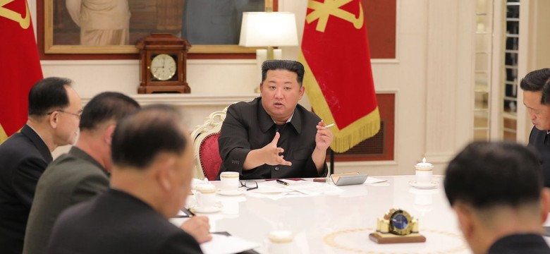 Kim Dzong Un krytykuje urzędników za "niedojrzałość" w walce z COVID-19