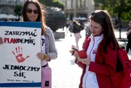 Protest na Rynku Głównym w Krakowie pod hasłem Zatrzymać plandemię. 