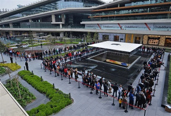 Kolejka przed pierwszym Apple Store w Stanbule. Apple coraz mocniej zaznacza swoją obecność na rozwijających się rynkach, ale też coraz mocniej wiąże swoją przyszłość z przyszłością iPhone'ów