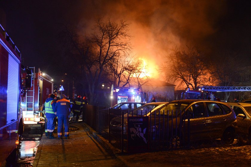 Samochody wyleciały w powietrze. Wielki pożar na Służewie