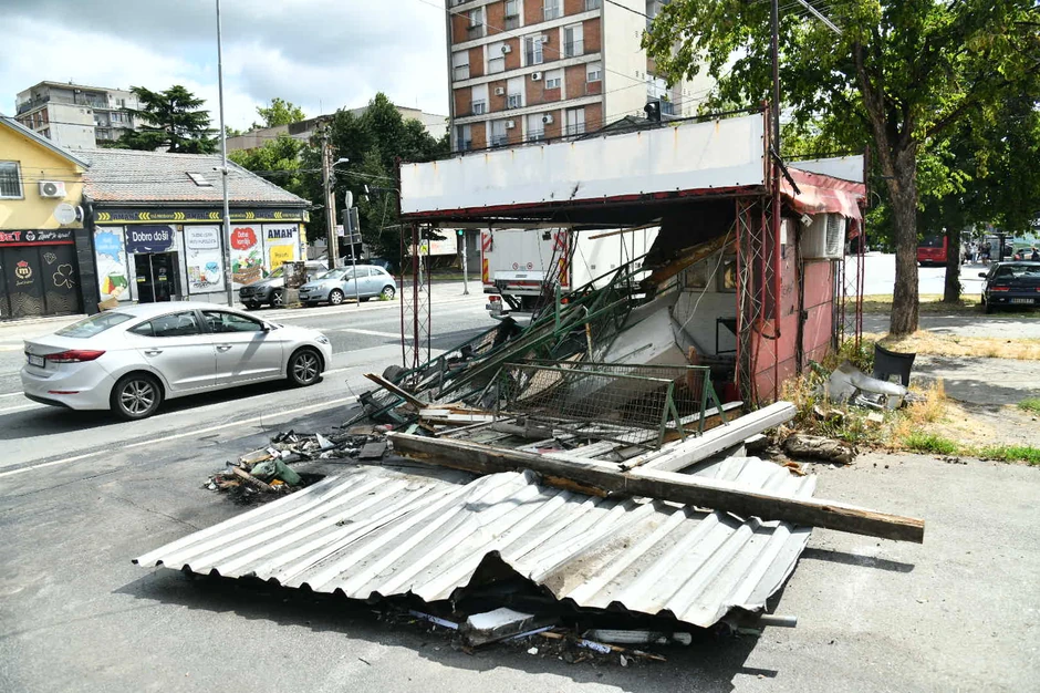 Piljara u koju se muškarac zakucao "Mazdom"