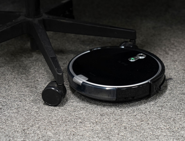 Robot potrafił wsunąć się między nóżki krzesła biurowego 