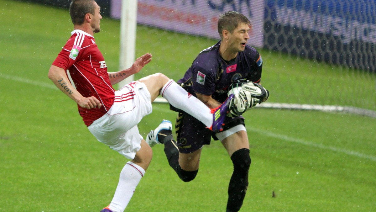 Polonia Warszawa zremisowała z Wisłą Kraków 1:1 (1:0) w meczu 2. kolejki T-Mobile Ekstraklasy. Już drugi raz w tym sezonie punkt mistrzom Polski uratował Dudu Biton. Biała Gwiazda pozostaje w tym sezonie bez zwycięstwa.