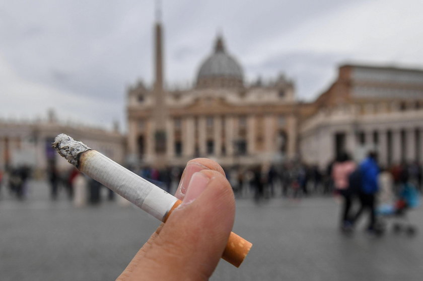 Pope Francis 'decided end of cigarettes sales from 2018