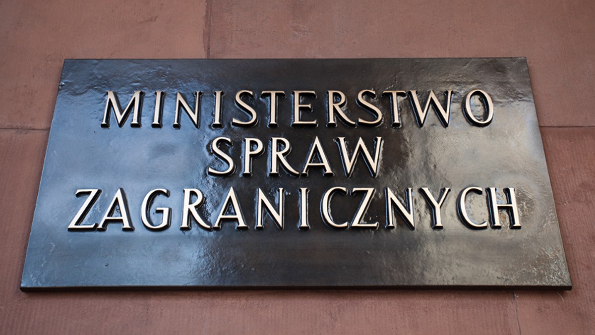 "Przebieg sporu z Izraelem, USA i innymi sojusznikami wokół ustawy o IPN dowodzi, że pozycja międzynarodowa Polski jest najgorsza od odzyskania niepodległości w 1989 roku" - piszą byli ambasadorzy w liście skierowanym do mediów. "Jako byli dyplomaci ostrzegamy: obecna polityka Jarosława Kaczyńskiego oraz Prawa i Sprawiedliwość jest sprzeczna z polską racją stanu i wiedzie Państwo do katastrofy" - twierdzą.