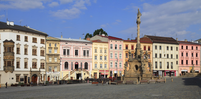 Dolny rynek w Ołomuńcu: widok na dom Hauenschildów i kolumnę Mariacką