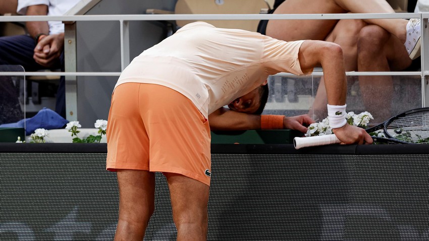 Đoković je već proveo skoro sedam sati na terenu - bila su mu potrebna četiri seta da pobedi francuski par Đovanija Mpetšija Perikara i Valentina Rojea, pre Fonseke | Foto: Getty Images