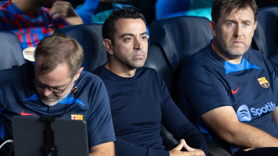 Xavi Hernandez stara się, aby FC Barcelona odzyskała dawny blask, jednak proces odbudowy nie jest łatwy. 