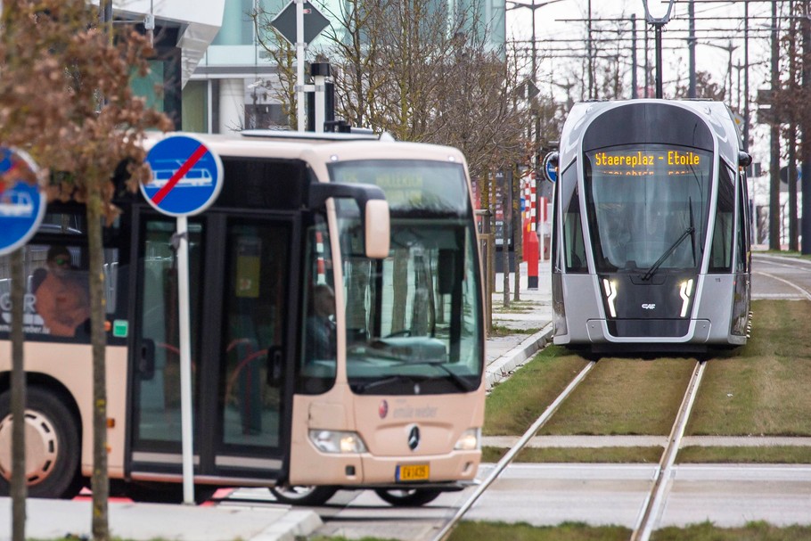 Autobus i tramwaj na ulicy w mieście Luksemburg