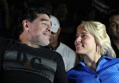 Diego Maradona zabrał swoją dziewczynę na koncert. ZDJĘCIA