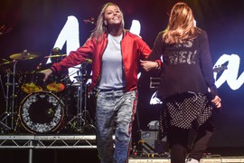 "Bacila sam DOSTOJANSTVO I SUJETU U SMEĆE": Bila je velika pop zvezda devedesetih, a danas PRAVI PLJESKAVICE U RESTORANU i ljudi ne mogu da dođu sebi od šoka