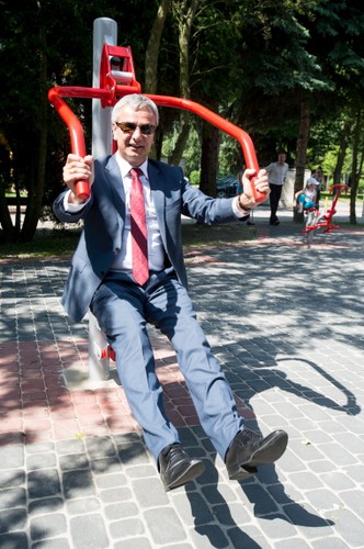 Andrzej Biernat na siłowni. Ministrowi sportu do 'Pudziana' sporo brakuje