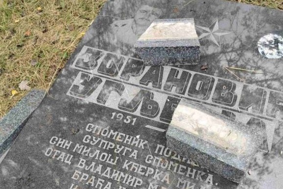 (FOTO) VANDALIZAM NA SRPSKOM GROBLJU Porušeni spomenici u Vučinićima u BiH