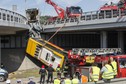 Warszawa, czerwiec 2020 r. Autobus spadł z wiaduktu. Zginęła pasażerka