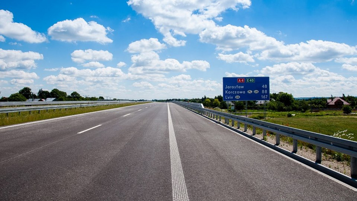 Dziś otwarty został odcinek A4 między Rzeszowem a Jarosławiem. Liczy 41 km i jest to ostatni odcinek A4, który jeszcze nie był przejezdny. "To przełomowy moment" - napisali w komunikacie przedstawiciele Strabagu, wykonawcy inwestycji. Kierowcy muszą jednak przygotować się na utrudnienia, ponieważ w niektórych miejscach będą prowadzone ostatnie prace. Przejazd bez przeszkód całą autostradą A4 od granicy z Niemcami do granicy z Ukrainą ma być możliwy w sierpniu.