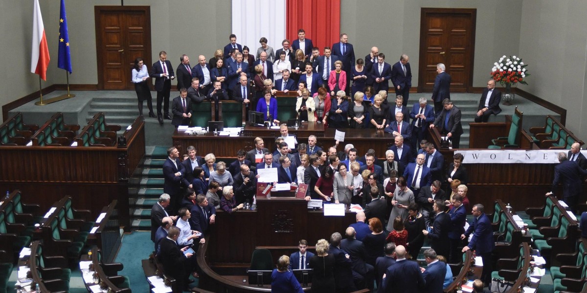 PiS ugina się pod protestem w Sejmie?