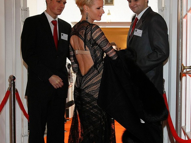 ... przejrzystej i z odsłoniętymi plecami